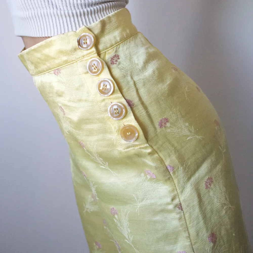 • EXCLUSIVE YELLOW SILK LIKE PANTS WITH PINK FLOWER PRINT. WIDE LEG AND BUTTON UP DETAIL ON SIDES  • SIZE - XS / EU 34 • BRAND - & Other Stories • MATERIAL - 47% viscose, 44% linen, 9% polyester. Jeans & Byxor.