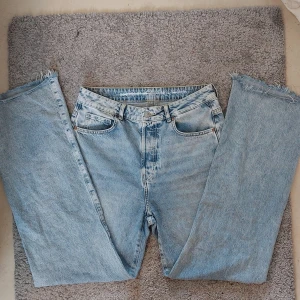 Ljusblå baggy jeans med hål vid knäna🙏 - Baggy och långa högmidjade(kan ha som midwaist)Snygga knä hål♡De är väldigt baggy och extrmt bäkväma utan defekter♡Säljs pga att jag har andra liknade, Byxorna har super snygg knapp btw♡Kolla min bio!!!!!!!!!!