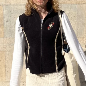 Fleeceväst - Säljer denna så fina fleeceväst med detaljer och dragkedja🤍