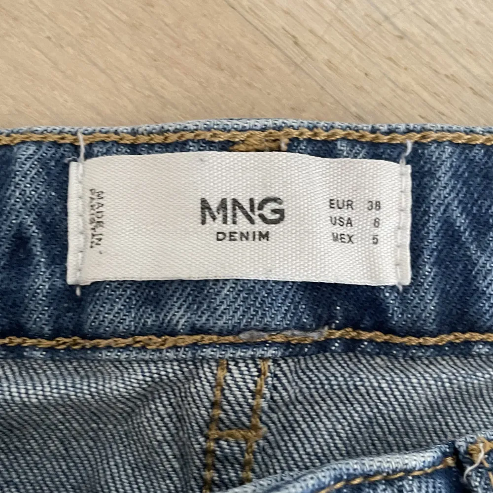 Midwaist Jeans från Mango i storlek 38, i väldigt bra skick. De har slitningar vid fötterna och en slits på insidan av benet. . Jeans & Byxor.