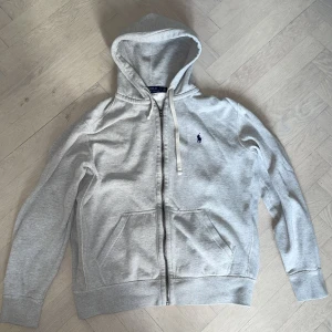 Ralph Lauren - Zip-hoddie från Ralph Lauren, herrmodell i storlek L. Använd ett fåtal gånger, väldigt bra skick. 