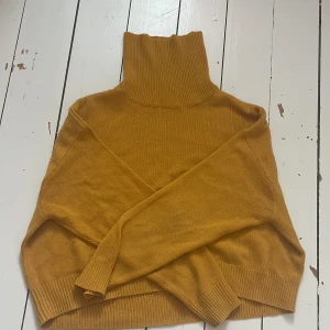 Senapsgul polotröja  - Den är använd ganska mycket men är i bra skick förutom ett litet hål (se bild två) storlek S croppad så sitter till naveln på en 160 flicka skicka gärna om du har funderingar 😊