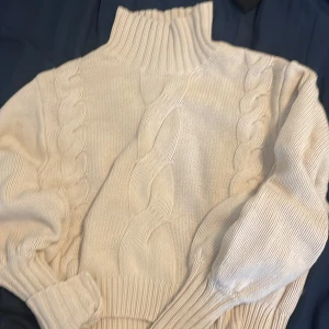 Stickad tröja - Säljer denna stickade tröja den Na-KD. Aldrig använd. Det är en magtröja i storlek M men funkar som S. Den är jättefin och i jättebra sick. Säljer pga att ja vill rensa min garderob. Den är beige/smutsvit! 