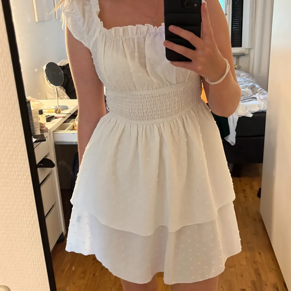 Jättesöt vit klänning, fungerar perfekt som studentklänning . Klänningar.
