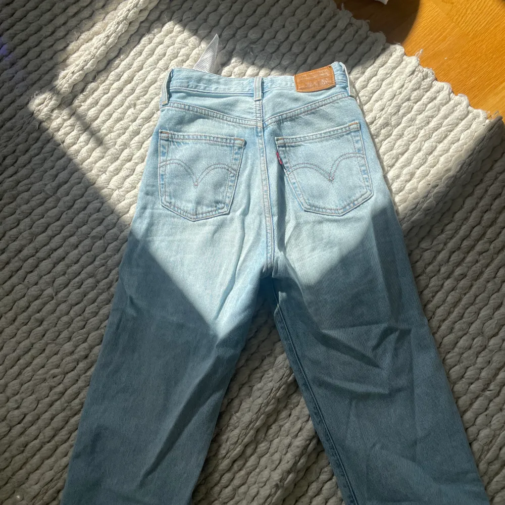 Ett bar riktigt snygga Levis jeans som knappt är använda, dom är high waist och ljus blå! . Jeans & Byxor.