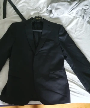 J lindeberg kavaj och kostymbyxor  - Hej säljer min j lindeberg kavaj plus kostymbyxor har inte använt den så slepper dem för en billig peng.  hopper U active hopsack blazer  Nypris 4000  kostymbyxorn grant active  hopsack pants size 52 nypris 2000  Säljer båda för 3000  Pris kan diskuteras