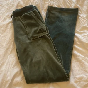 Gröna juicy  - Gröna juicy byxor. Bra skick förutom att en del fattas på snöret(finns bild). Jag tar inte emot byten tyvärr. 