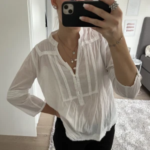 Blus - såå söt vit blus i storlek S💕
