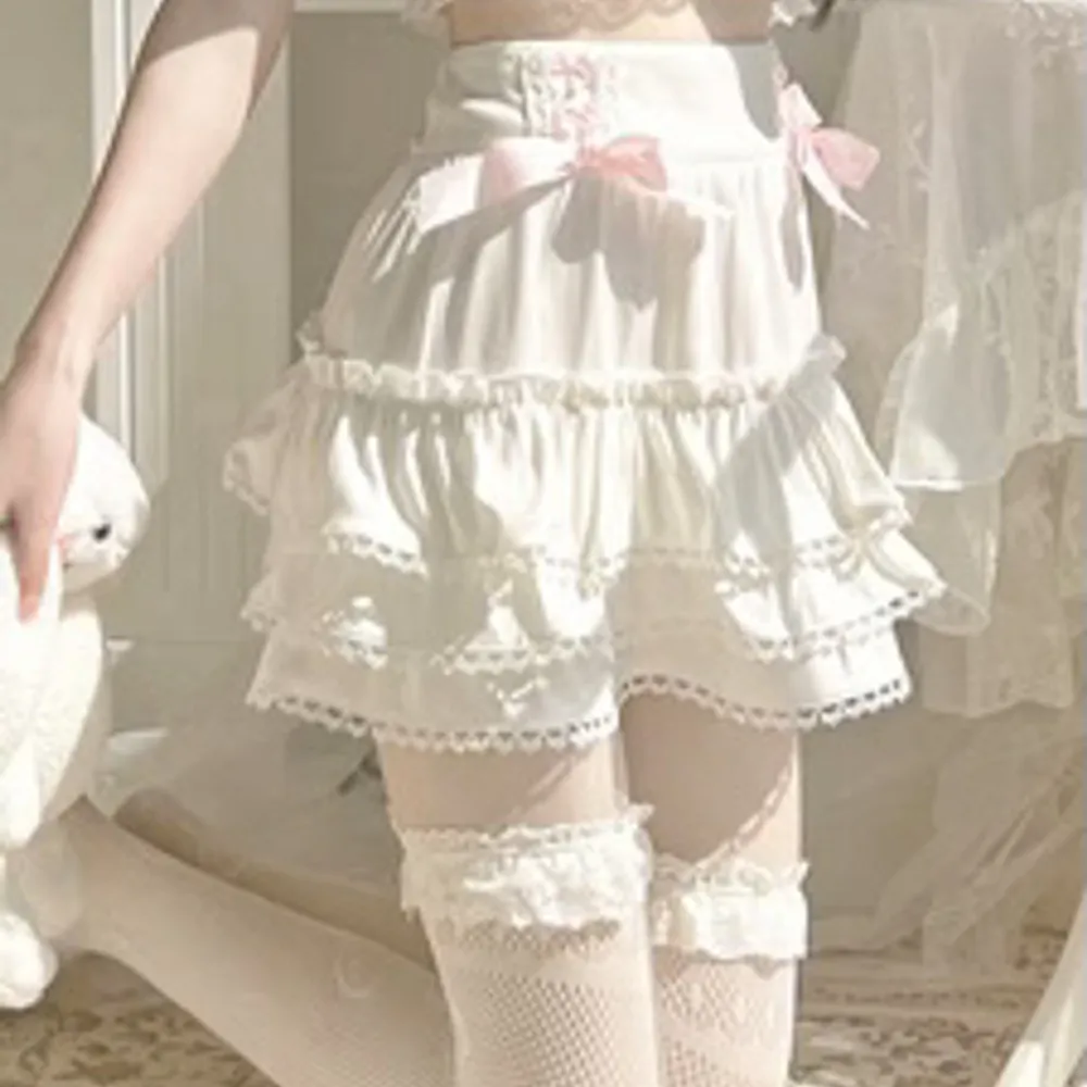 Söker söta kjolar i vit/beige färger, inte alldeles för kort helst! Kontakta gärna och Skicka bild om du har nån av dessa eller liknande!💕 du får gärna säga ditt pris också.. Kjolar.