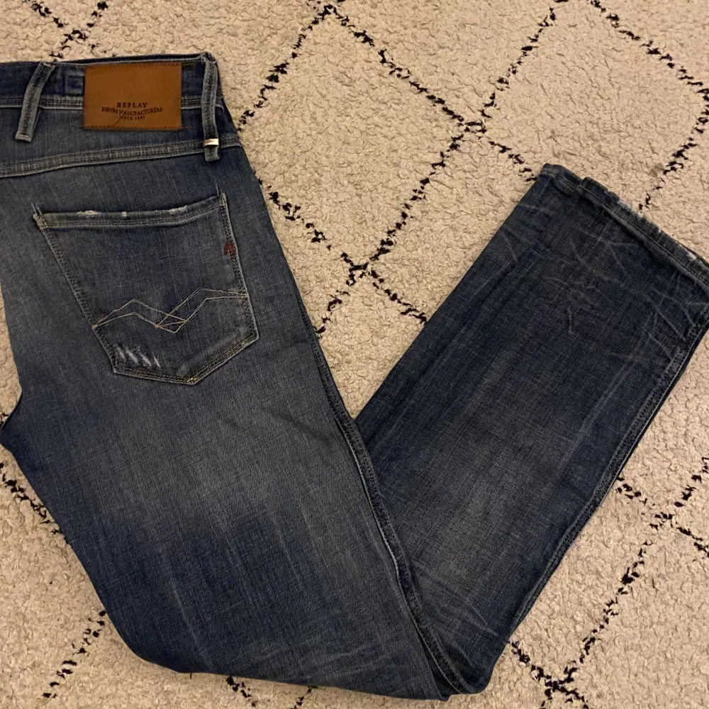 Säljer dess snygga replay jeans i modellen ”anbass” stl är 29/32, köpta för 1300, skick: 9,5/10 skriv om ni har frågor🤙🏼. Jeans & Byxor.