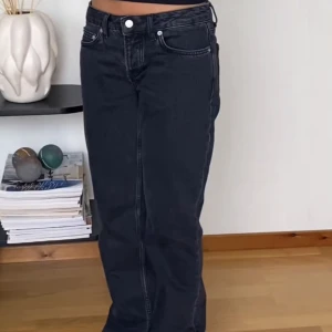 Svarta jeans  - Säljer mina svart/grå jeans i modellen icon från lager 157. Använda 1-2 gånger💗