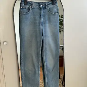 Jeans från Cheap Monday i storlek w24/32 men känner mer som en 25/26 nu.  Använda men hittar inget att anmärka på. Se bild för material!   Modellen är en momjeans modell.