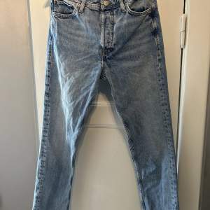 Säljer ett par i princip oanvända jeans av märket Jack and Jones och modell Chris