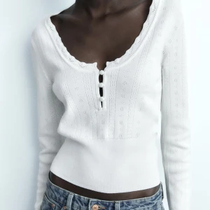 Zara tröja - En helt oanvänd tröja som jag glömt lämna tillbaka ! 🤍