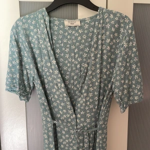 Klänning Chiquelle - Supersöt klänning från Chiquelle. Använd typ två gånger. Knytbandet i midjan är lite löst som sista bilden visar. Inget som syns när man har klänningen på sig!