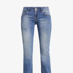 Knappt använda ltb jeans i modellen ROXY - flared jeans - vicky wash! Jätte bra skick. Säljer för att dom var köpta i fel storlek!😊  Skriv gärna för frågor eller för att se egna bilder! ❤️Köpt för 830kr på Zalando! Midjemåttet är 88cm och jag är 164!