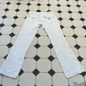 Vita jeans - Lågmidjade vita jeans. Midjemått tvärs över 36cm innerbenslängd 75cm 