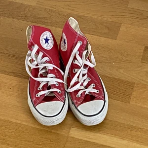 röda converse - Snygga röda converse perfekta nu till hösten! Nyskick! Tror jag har använt dem max 5 ggr och säljer då de ej är min stil 🍒❤️