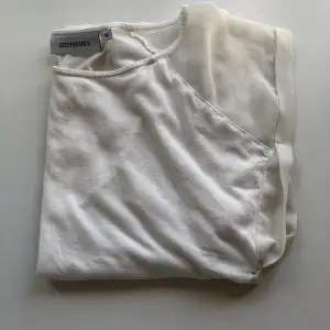 En Vintage vit blus i storlek xs som som är i mjukt bomull med tyg detaljer. Säljer för att den inte längre är till användning. Köparen står för frakt eller så kan vi mötas upp💗