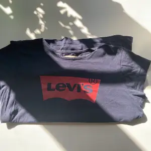  En gammal Levis t-shirt som är förlusten och behöver ett nytt hem. Står ingen storlek på tröjan men skulle personligen säga att det är en xxs/xs.