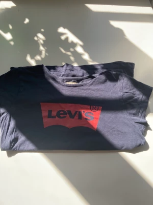  Levis t-shirt  -  En gammal Levis t-shirt som är förlusten och behöver ett nytt hem. Står ingen storlek på tröjan men skulle personligen säga att det är en xxs/xs.