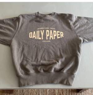 Daily Paper sweatshirt ”International Youth” heter tröjan o är i storlek XS  Bra cond på den och ny priset är 899kr  Fraktar alltid inom 48h! Passar som en S