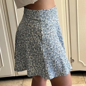 Sommrig kjol - Söt somrig kjol med blommönster 💙 Oanvänd från Lager 157. Gratis frakt fram till 10 september! 