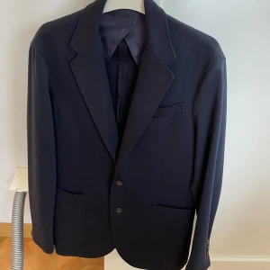Polo kavaj  - En kavaj från Polo Ralph Lauren som knappt är använd, marinblå, väldigt snygg till vardags med också vid finare tillfällen. Väldigt skönt material. Original pris: 3900kr 