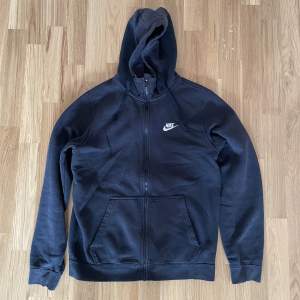 Svart Nike Hoodie i använt skick! Lite sliten längst ut på armarna men det är det enda slitaget. DM för fler bilder!