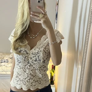 Topp - Skit snygg topp i spets från zara! St m men passar mig som har en S