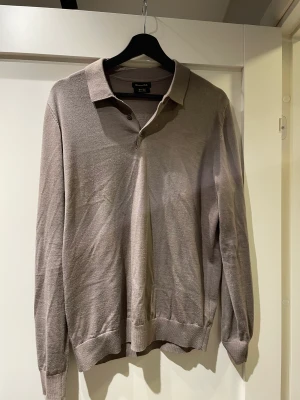 Massimo Dutti, tunn tröja - Sjukt snygg Massimo Dutti lång ärmar piké, tunn och stickad.   Inköpt i Spanien, går ej att få tag på. SOM NY