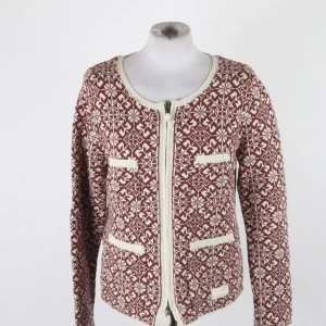 Odd Molly - Säljer en fin tröja från Odd Molly i storlek 1. Är sparsamt använd och är i fin skick. (Bilden är lånad). PM för mera bilder samt för information. Hämtas i Linköping eller skickas mot frakt.