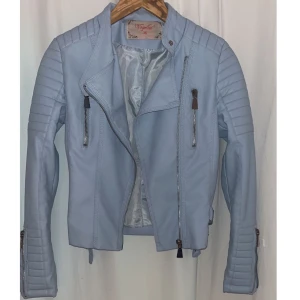 Skinnjacka Strl: 36 - Säljer denna jätte fina skinnjacka(inte äkta), använd vid ett fåtal tillfällen, bra skick 