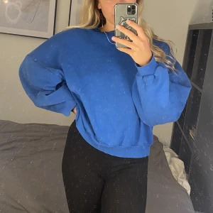 Chunky oversized sweater från Nelly i blå - “Perfect chunky sweater” från Nelly.com i mycket gott skick. Superskönt tröja. Jag samfraktar med annat och vi kan komma överens om paketpris.
