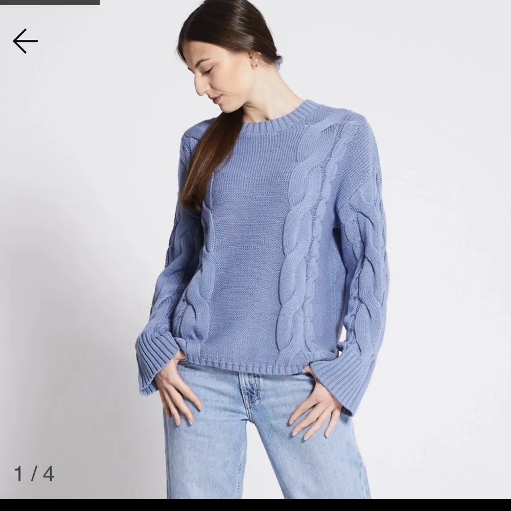 Säljer denna blåa tröja från lager 157 då jag tycker den sitter konstigt på mig, använt 1 gång . Stickat.
