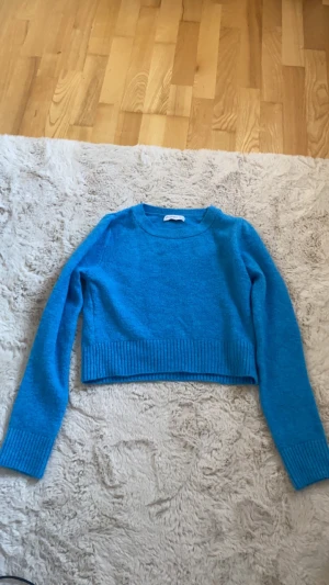 Stickad tröja - Säljer nu denna fina tröja då den inte kommer till användning🫶 den har inga defekter och har knappt används! ❤️‍🔥 