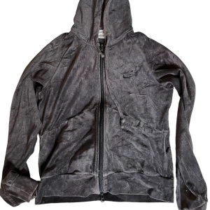 Nike mjukisset  - Lågmidjat Nike mjukisset i brun färg. 