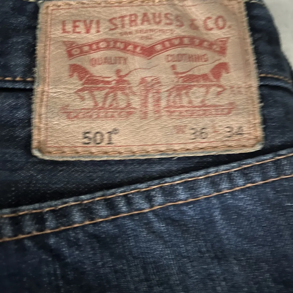 Mörkblåa Levis 501, köptes i fel storlek därav används de ej. Skickas eller mötas i Halmstad. Nästan nyskick, priset kan diskuteras.. Jeans & Byxor.