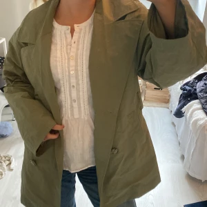Trenchcoat  - Säljer denna olivgröna trenchcoaten från Pimkie då jag endast använt den en gång. Köpt för 519kr