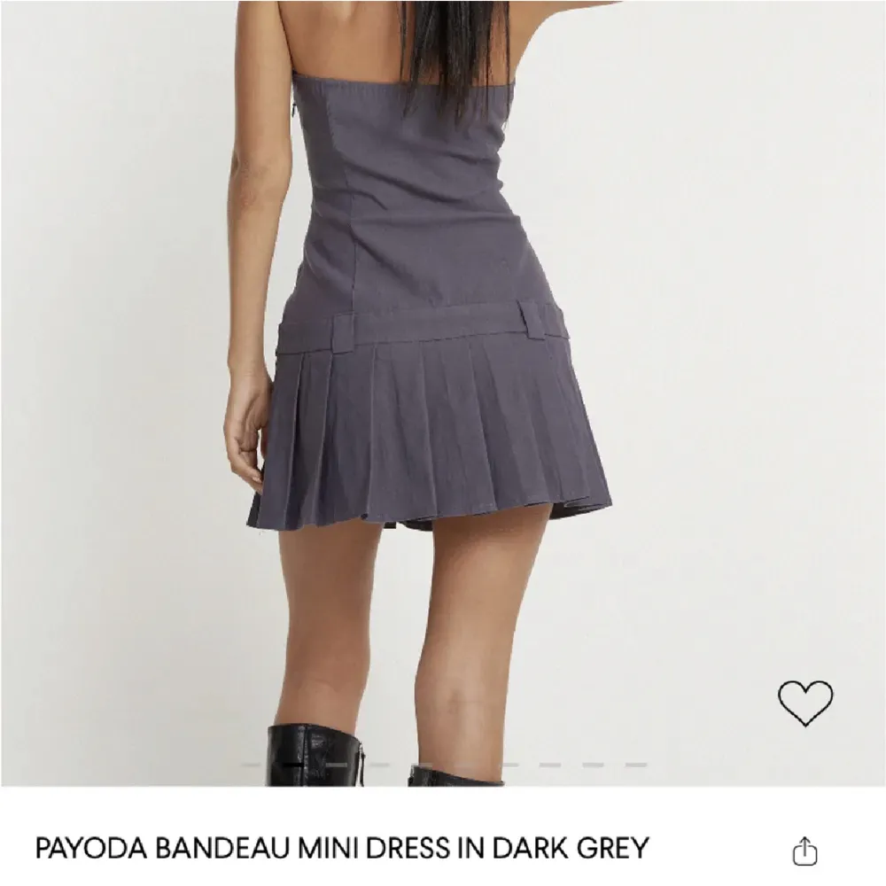 Säljer nu denna skitsnygga klänningen från Motel Rocks som aldrig kommit till användning tyvärr💕 Storlek XS, aldrig använd med prislappen kvar. Perfekt som ute/festklänning . Klänningar.