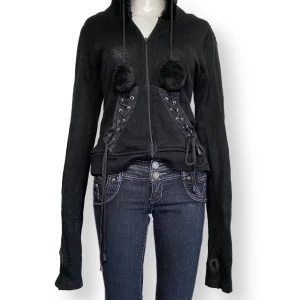 Poizen Industries Kofta  - Kofta från Poizen Industries i okej skick! Det finns hål för tummarna! Materialet drar till sig hår. Storlek Large. Skyltdockan använder X-Small. Stretchig material! ⚠️ MÅTT: Axel till axel 45cm, ärmlängd 75cm & längd ~58cm