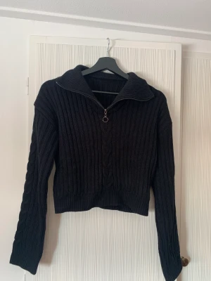 Stickad långärmad - Svart kabelstickad långärmad tröja i storlek s🤍använd en gång