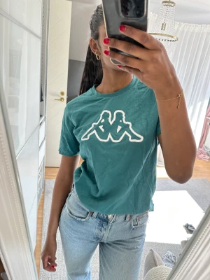 T-shirt  - T- shirt i ny skick ifrån Kappa, storlek S