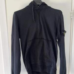 Svart Stone Island hoodie, strl S. Använt skic  Nypris 3499:-