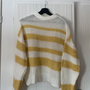 Na-kd stickad tröja - Skön stickad tröja från na-kd i storlek xs, använd nån enstaka gång💛