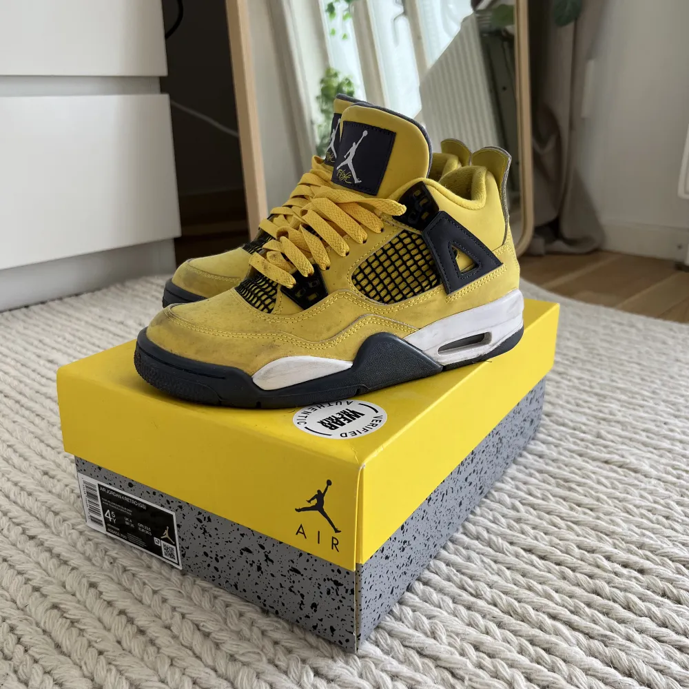 jordan 4 retro lightning, säljer då de inte kommer till användning längre, använda max 10 gånger, lite smutsiga men går absolut att få bort! skriv för fler bilder 💛 pris går att diskuteras. Skor.