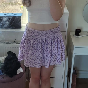 Blommig kjol - Suuuperfin lila, blommig kjol. Stretchig resår så passar många storlekar. Storleken på lappen säger xl men passar även L (även stor M). Nästan oanvänd. Orginalpris ca 400. Fri frakt😍