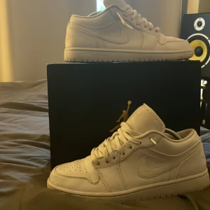 Jordan  - Jordan 1 tripple white i bra skick. Skorna är super fräscha  och lätt att matcha med!