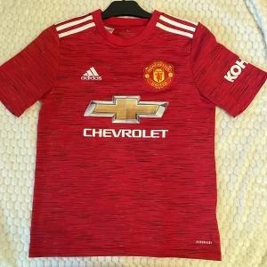 Manchester United 21/22 - Riktigt fin fotbollströja. sällan använd. Storlek 164 barn. Äkta! 
