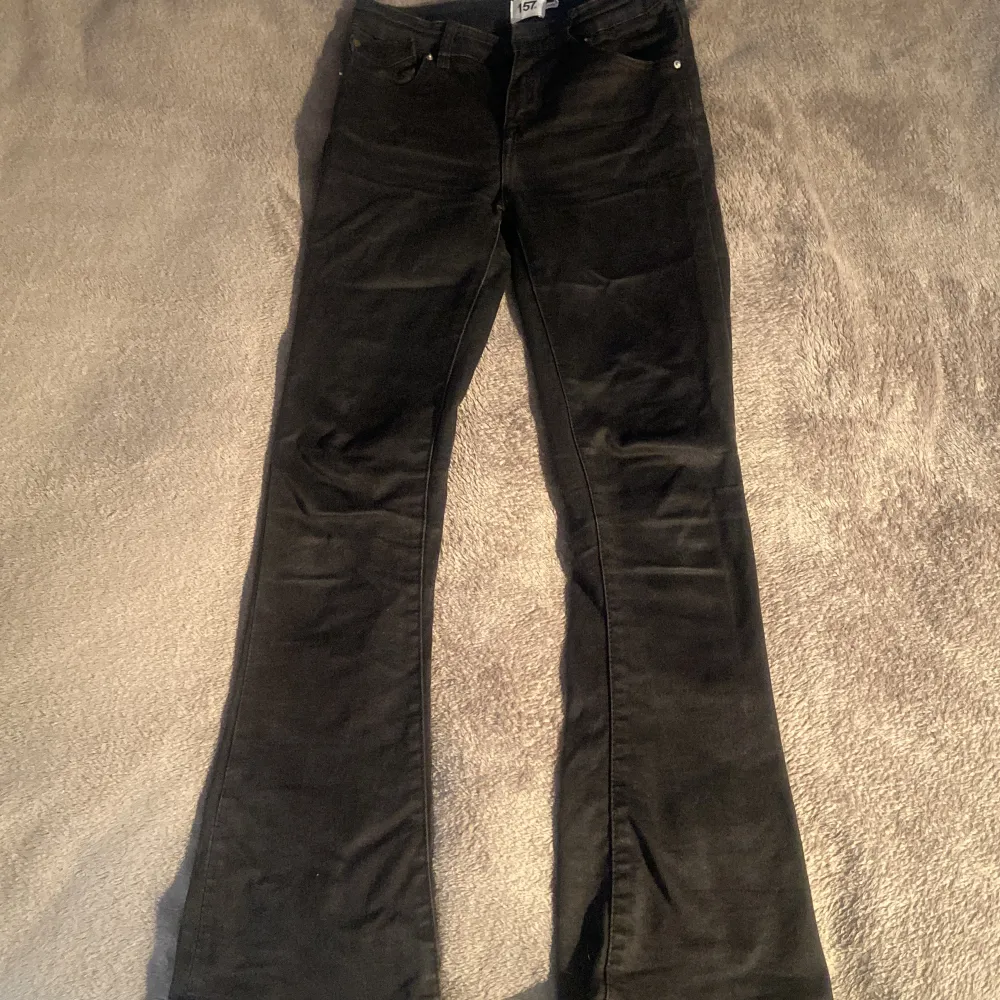 Svarta lager 157 flare jeans, använda men inget fel med dom ⭐️. Jeans & Byxor.